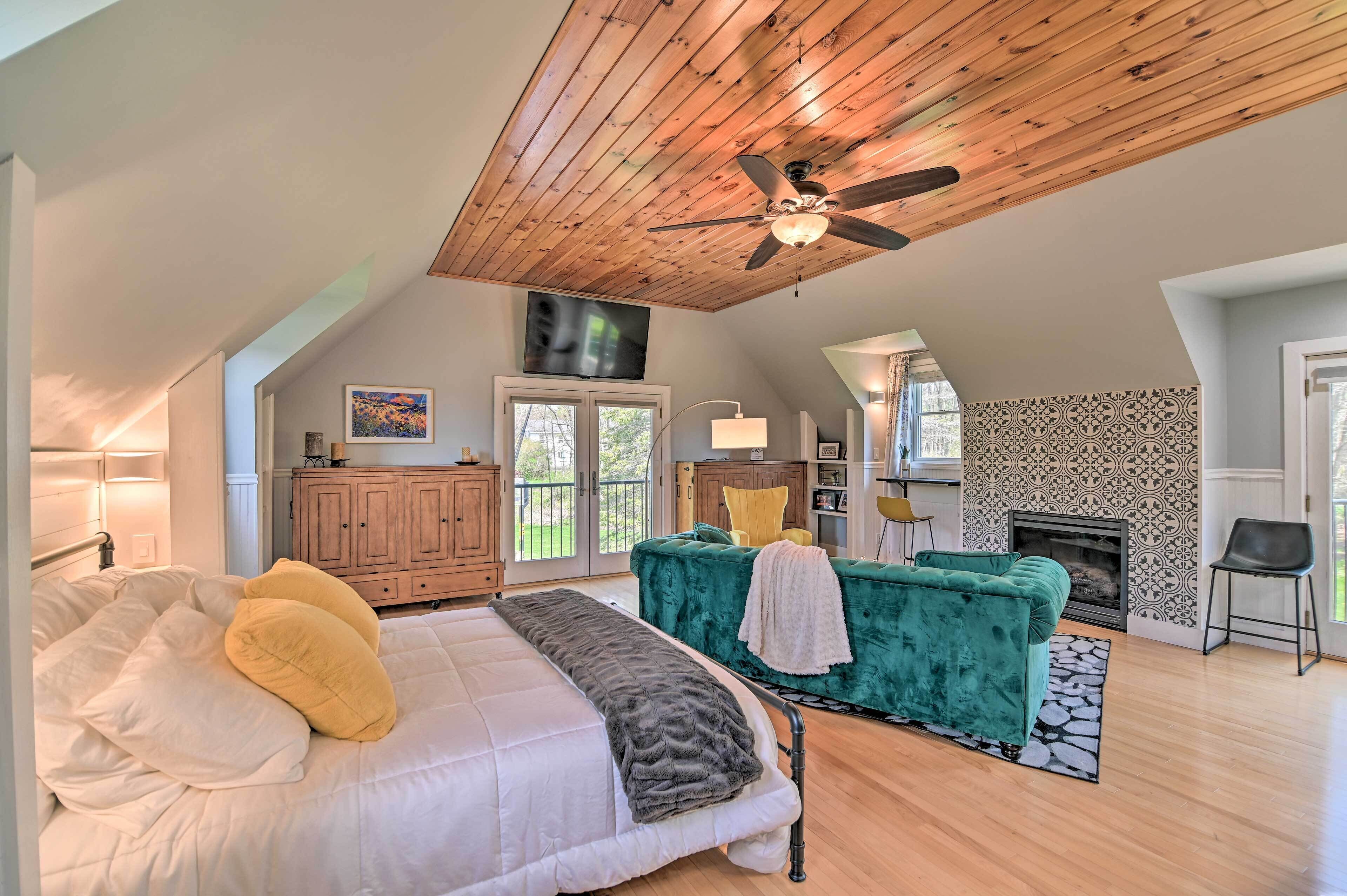Stylish Studio w/ Fireplace ~ 3 Mi From Dtwn!