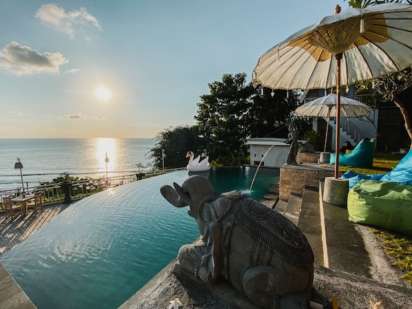 Outdoor pool, sun loungers - Permata Hill Nusa Penida (Penida Island)