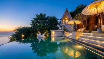 Piscine extérieure, chaises longues