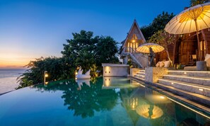 Una piscina al aire libre, tumbonas