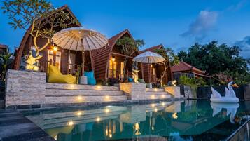 Piscine extérieure, chaises longues