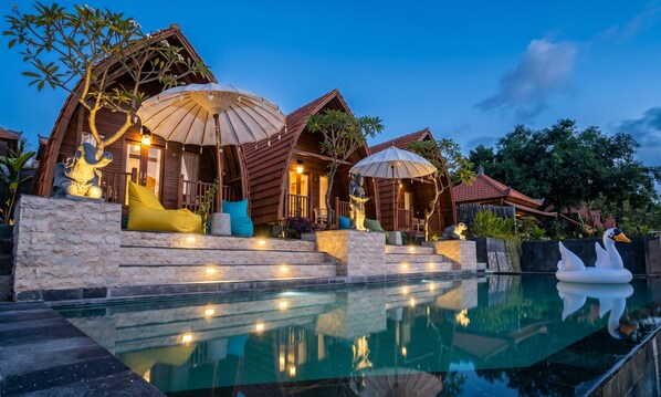 Una piscina al aire libre, tumbonas