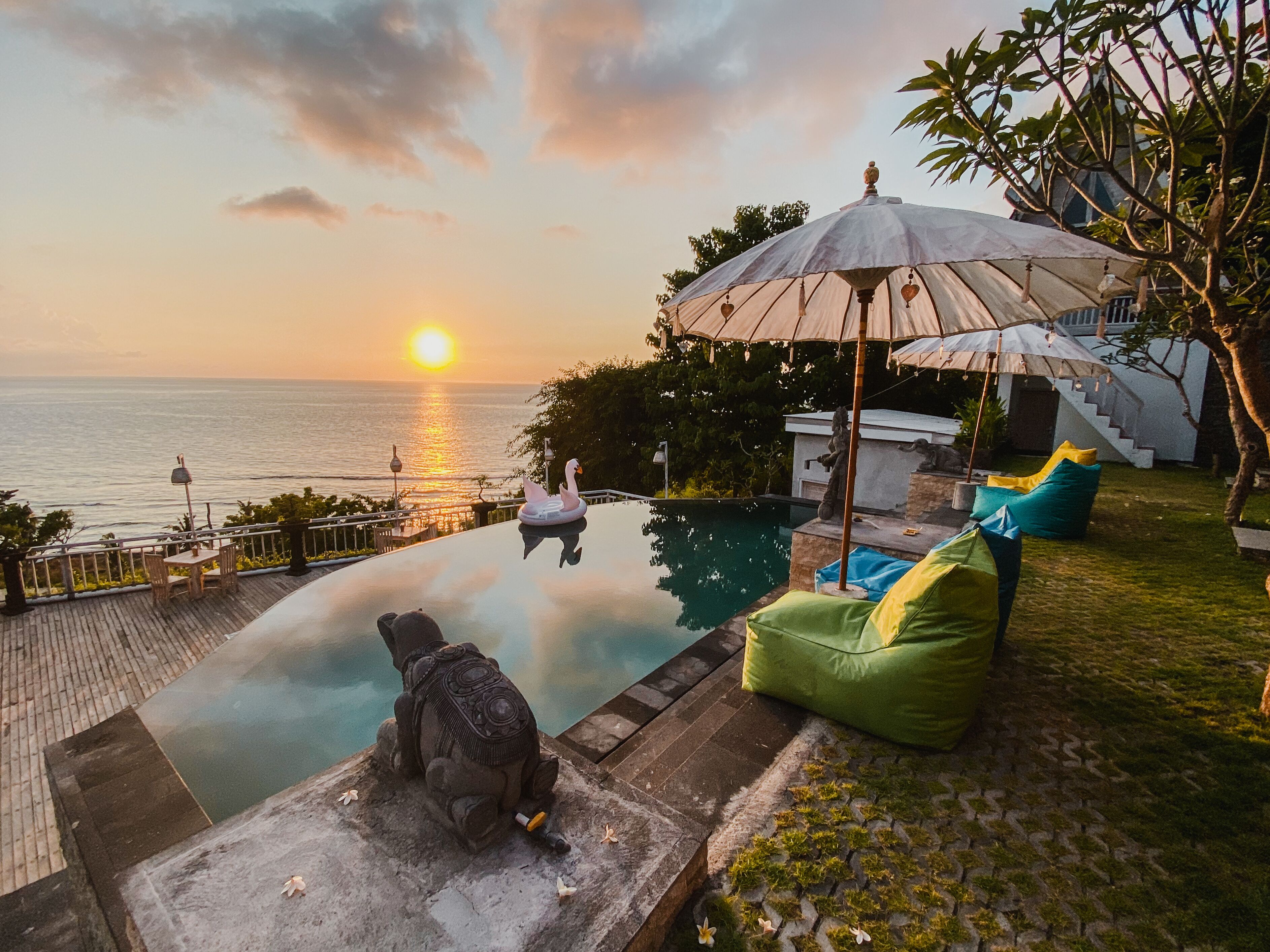 Alberca al aire libre y camastros 