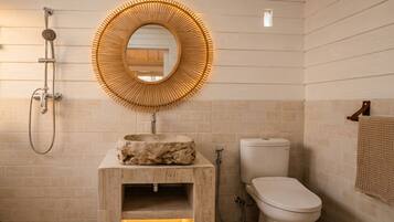 Quarto casal com design assinado | Banheiro | Chuveiro, produtos de toalete grátis, bidê, toalhas de banho