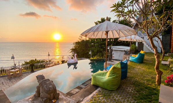 Outdoor pool, pool loungers - Permata Hill Nusa Penida (Penida Island)