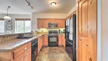 Coffee/tea maker, fridge, microwave, stovetop