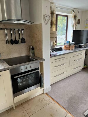 Cottage, Multiple Beds | Private kitchen | Fridge, microwave, oven, stovetop - Woodside Cottage Grewelthorpe Nr Masham Ripon (Ripon)