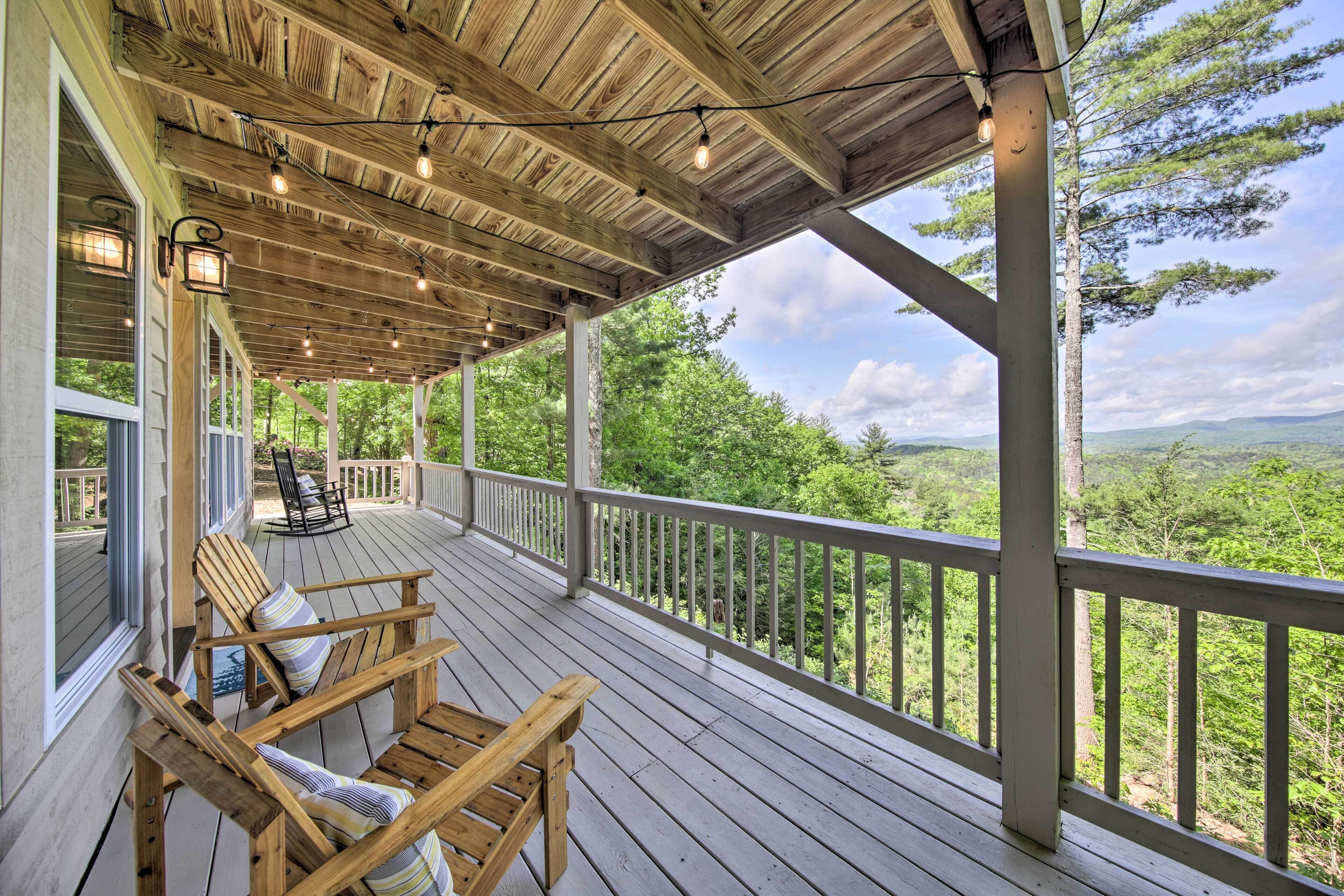 Treetop Hideout w/ Long-Range Mountain Views!