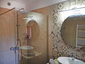 Regadera, secadora de cabello, toallas, jabón 