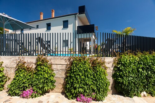 Villa LuiSole apartment °2 with heated saltwater pool, family-friendly, sea view