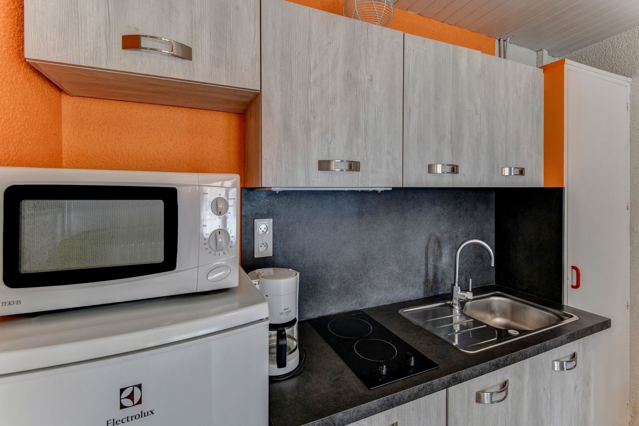 Réfrigérateur, micro-ondes, plaque de cuisson, bouilloire électrique