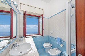 淋浴設備、坐浴桶、提供毛巾、番梘