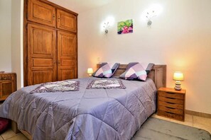 4 bedrooms, iron/ironing board, travel crib