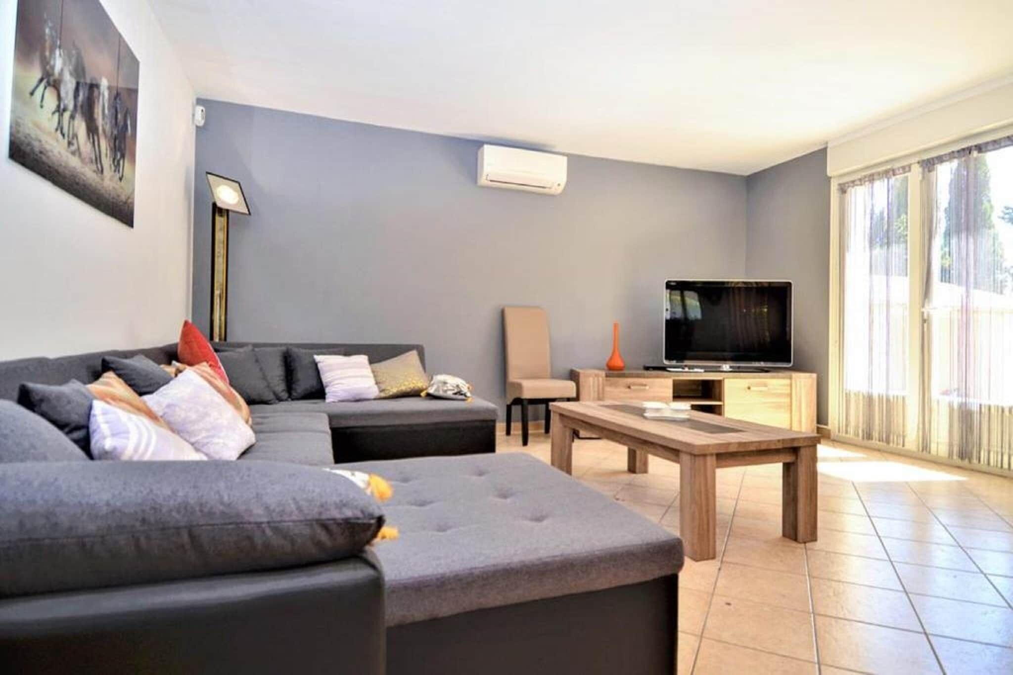 TV connectée, cheminée, lecteur de DVD