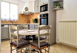 Dining - Villa in Occitania with Pool and Garden (Saint-Laurent-la-Vernède)
