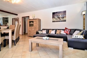 Smart TV, DVD player - Villa in Occitania with Pool and Garden (Saint-Laurent-la-Vernède)