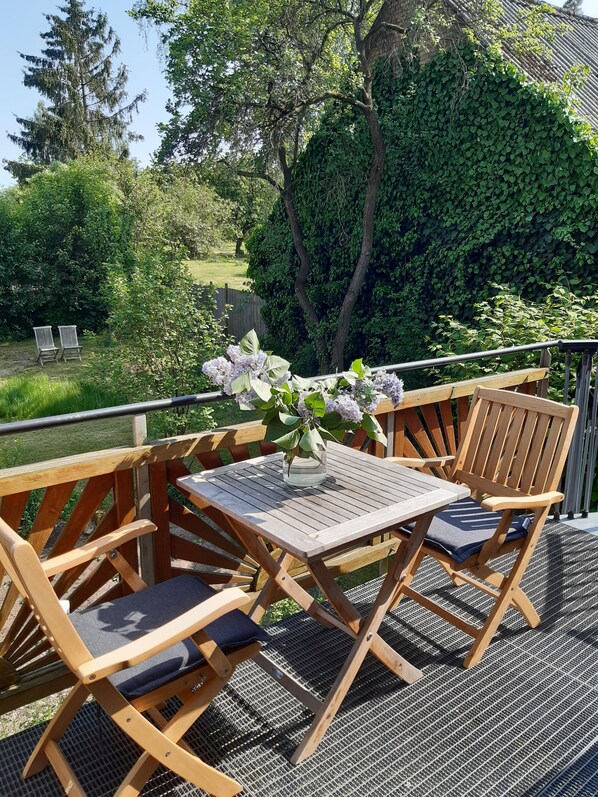 Outdoor dining - A place of rest and retreat in the natural garden (Boitzenburger Land OT Jakobshagen)
