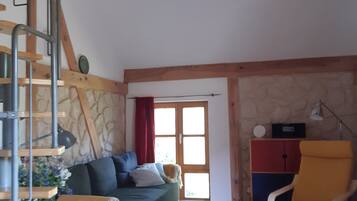 Tischtennisplatte, Bücher, Stereoanlage