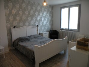 2 bedrooms, travel cot