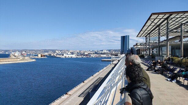 A waterfront promenade with a view of the city and port. - Newly renovated apartment Joliette Marseille (Marseille)