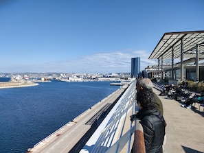 A waterfront promenade with a view of the city and port. - Newly Renovated Joliette Apartment in Marseille (Marseille)