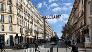 A street with tram tracks, buildings, and pedestrians. - Newly renovated apartment Joliette Marseille (Marseille)