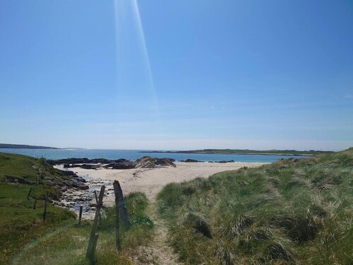 Leap Year Cottage by Lake Beaghcauneen in Clifden