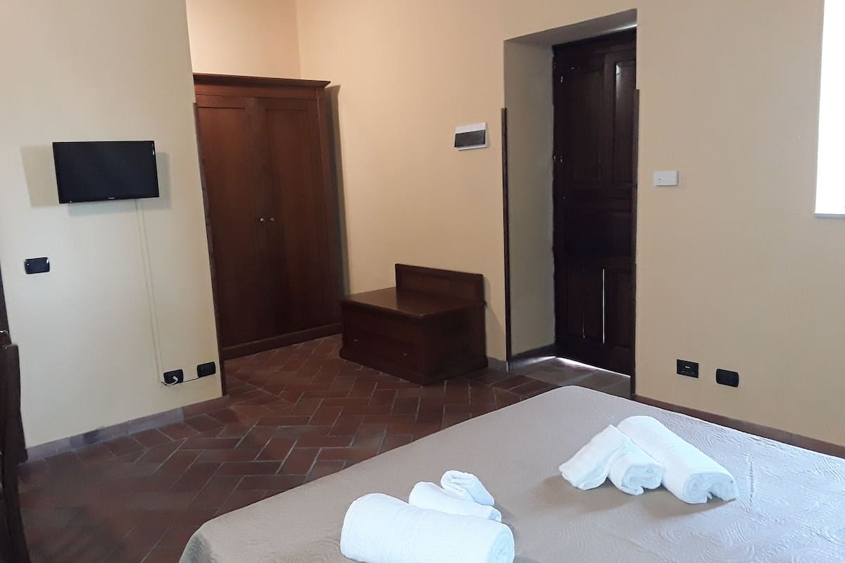 Kamar Double | Seprai antialergi, minibar, meja kerja, dan setrika/meja setrika