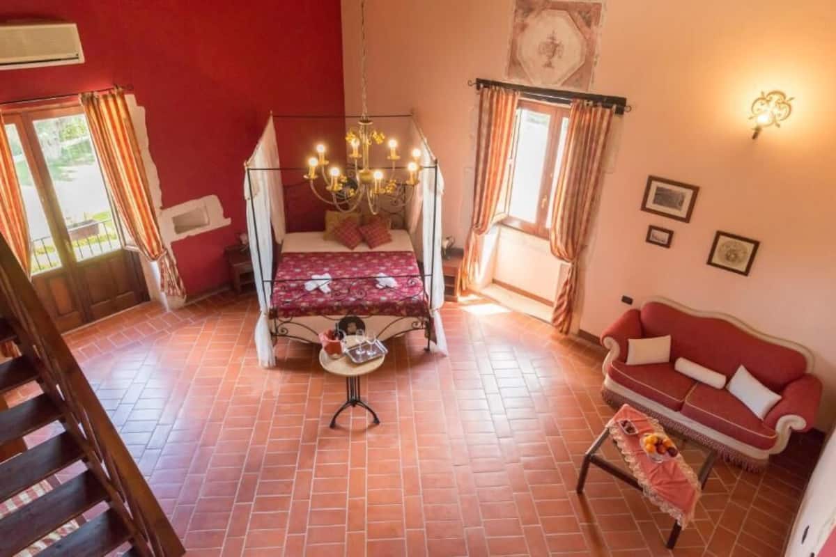 Deluxe vierpersoonskamer | 1 slaapkamer, hypoallergeen beddengoed, een minibar, een bureau