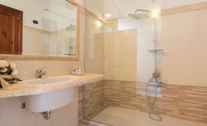 Tweepersoonskamer | Badkamer | Een douche, een regendouche, gratis toiletartikelen, een haardroger