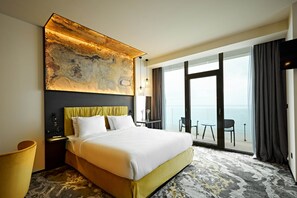 Colchones con pillow-top y caja de seguridad en la habitación 