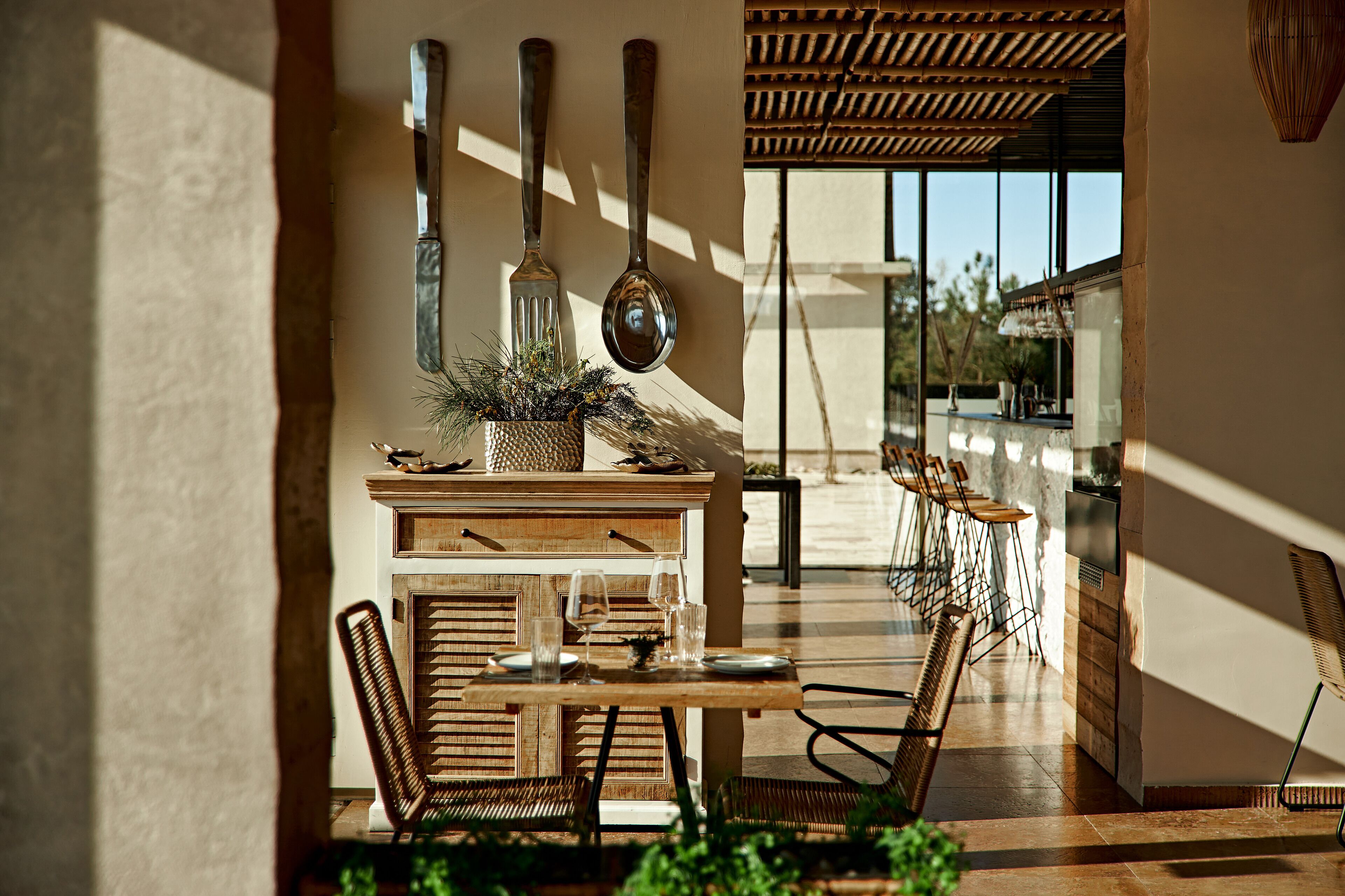 Un espace extérieur aménagé pour les repas, avec des meubles en bois et une vue sur le paysage.