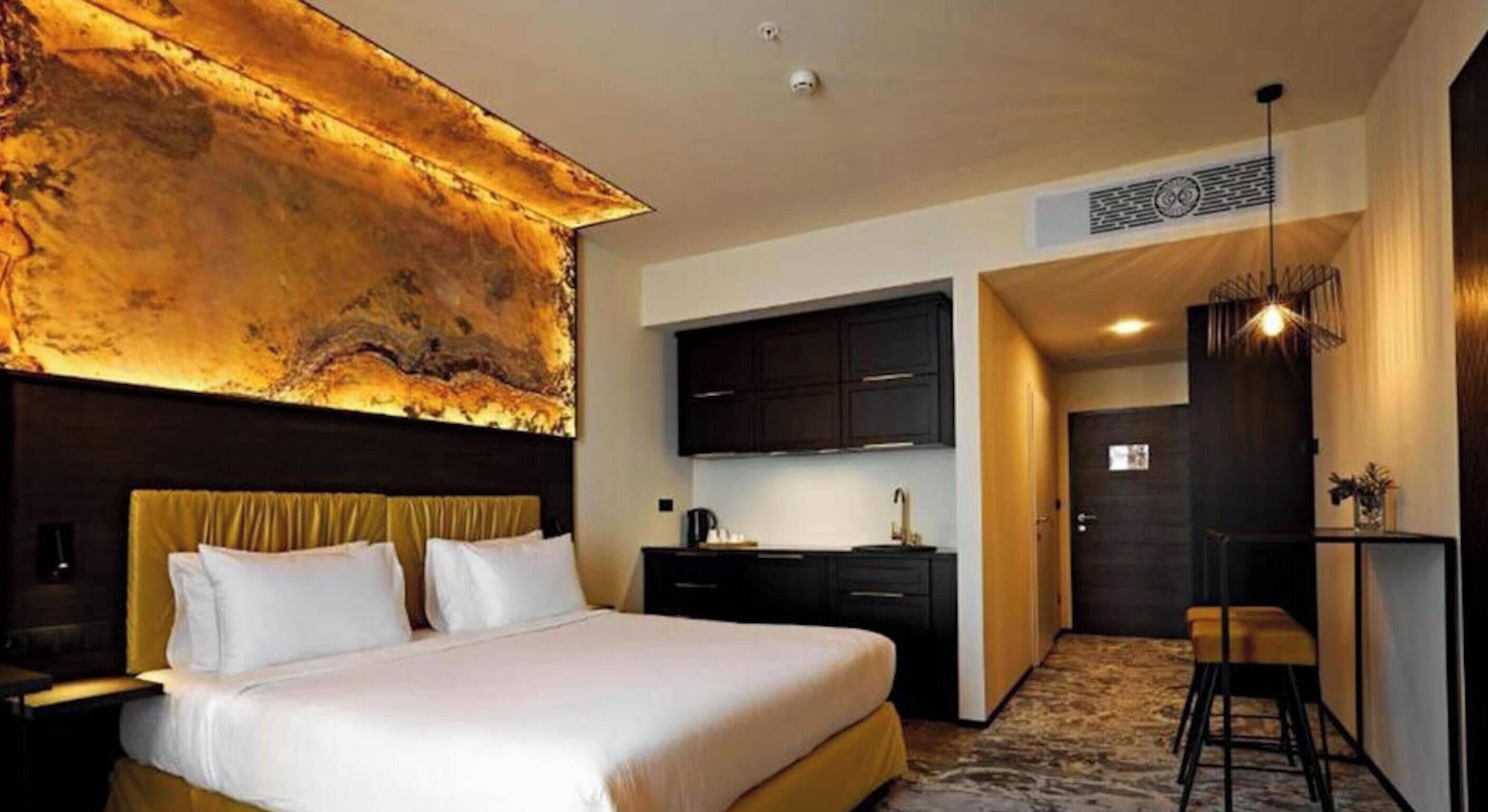 Colchones con pillow-top y caja de seguridad en la habitación 