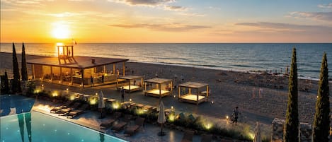 Plage privée, sable noir