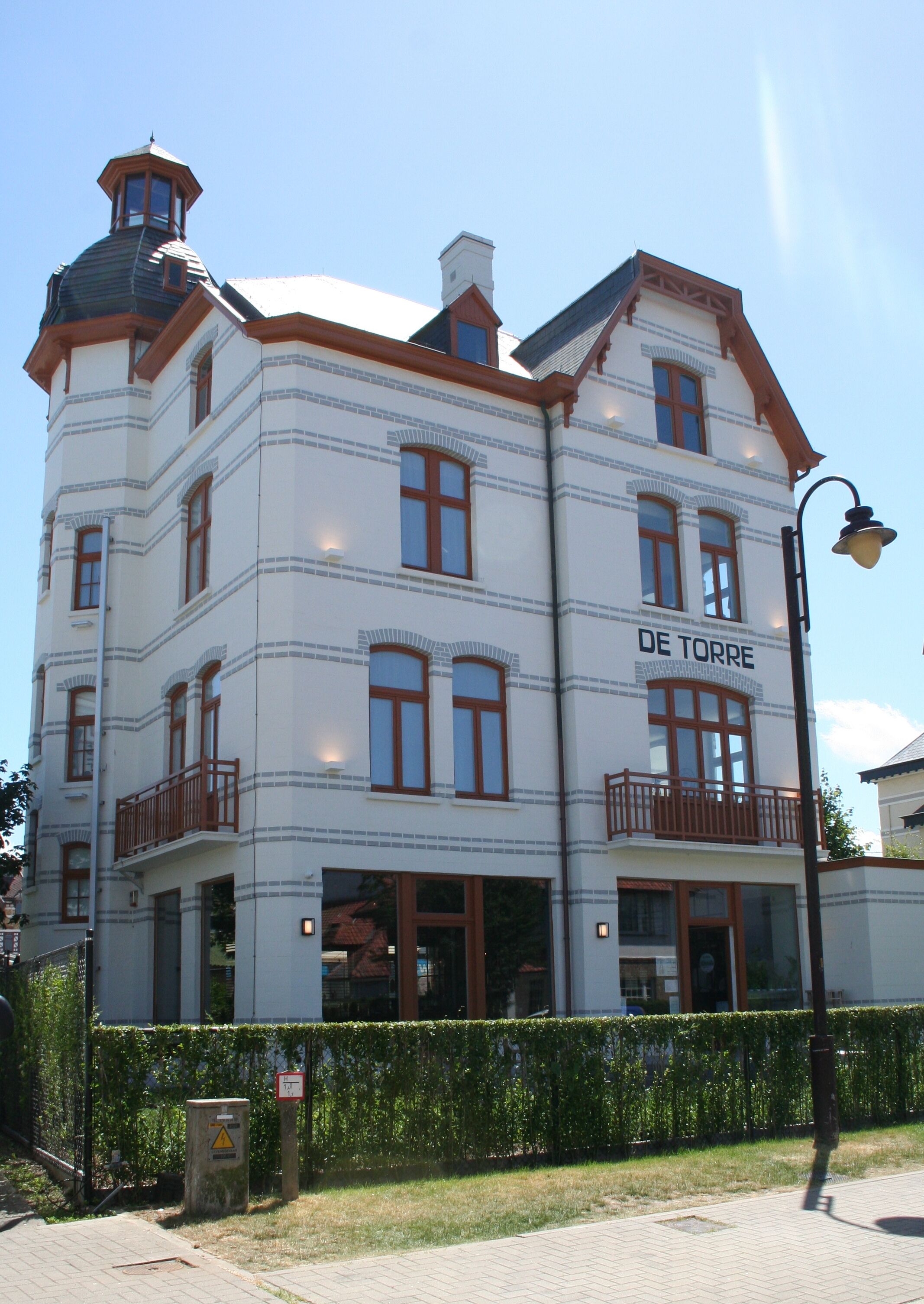 Ein mehrstöckiges Gebäude mit dem Schild "DE TORRE".