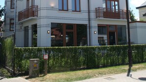 A multi-story building with a sign reading "DE TORRE". - De Torre 1 - luxury 1-bedroom apartment in iconic building (De Haan)
