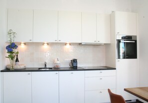 Kjøleskap, ovn, kokeplater og oppvaskmaskin