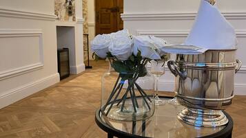 Deluxe kamer, 1 slaapkamer, bubbelbad, uitzicht op de binnenplaats | Lakens van Egyptisch katoen, luxe beddengoed, Select Comfort-bedden