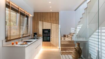 Villa | 4 sovrum, arbetsyta för laptop och wi-fi