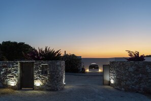 المنشأة من الخارج