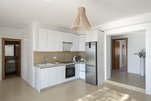 ثلاجة، فرن، موقد طهي مسطح، غسالة أطباق