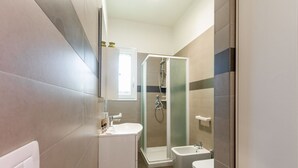 Shower, hair dryer, bidet, towels - Salento Seaside Villa x4 with terrace (Lendinuso)