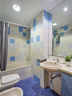 Baignoire, sèche-cheveux, bidet
