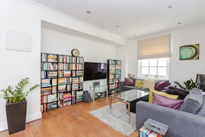 베이직 하우스, 침대(여러 개) | 거실 | TV