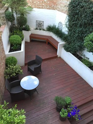 Basic House, Multiple Beds | Balcony - Stylish 3 Bedroom Home With Garden Near Kings Cross (London)