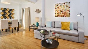 Un salon moderne avec un canapé, une table basse et un coin repas.