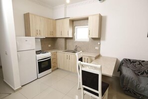 Apartment | Private kitchen | Fridge, oven, electric kettle, toaster - Albania Dream Holidays Accommodation (Sarandë)