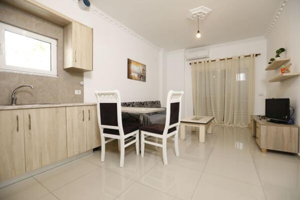 Apartment | Private kitchen | Fridge, oven, electric kettle, toaster - Albania Dream Holidays Accommodation (Sarandë)