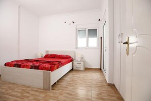 Apartament | 1 dormitori, planxa i posts de planxar, wifi gratuïta i roba de llit 