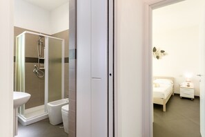 Dusche, Haartrockner, Bidet, Handtücher